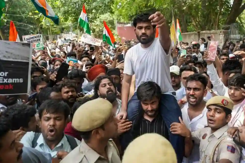 NEET विवाद: कॉकरोच जनता पार्टी का आर-पार का संग्राम, दिल्ली पुलिस पर सवाल