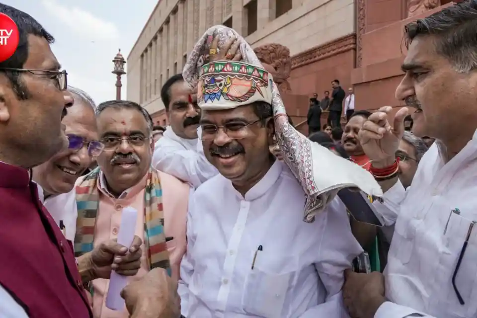 संसद में हंगामा और तालियां: इस्तीफे के बाद जब पहली बार पहुंचे धर्मेंद्र प्रधान
