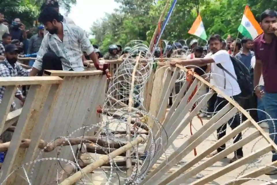 विधानसभा गेट पर लाठीचार्ज: मांगों पर अड़े छात्रों पर फिर बरसीं पुलिस की लाठियां