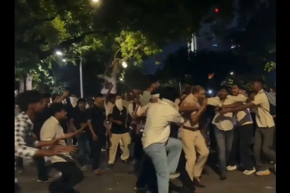 अंधेरे में खाकी का खौफ: रांची में प्रदर्शनकारी छात्रों पर देर रात पुलिस का लाठीचार्ज