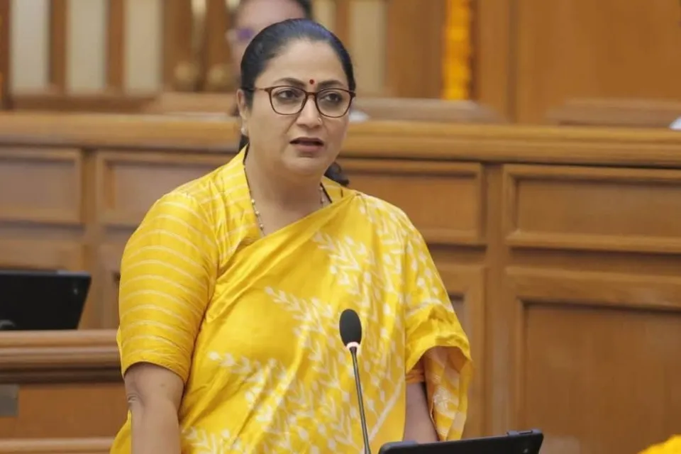 महिलाएं बच्चा पैदा करने की मशीन नहीं": दिल्ली में लक्ष्मी योजना पर बड़ा फैसला