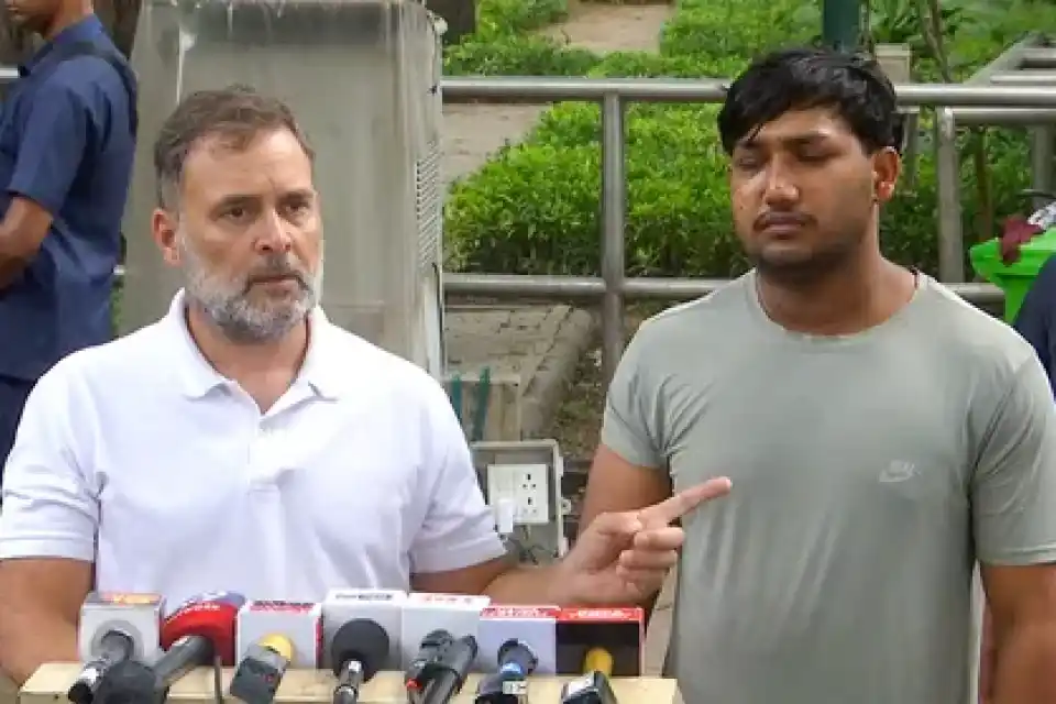 राहुल गांधी का बड़ा दावा: संसद मार्ग पर पेलेट के छर्रे दिखाकर पुलिस को घेरा