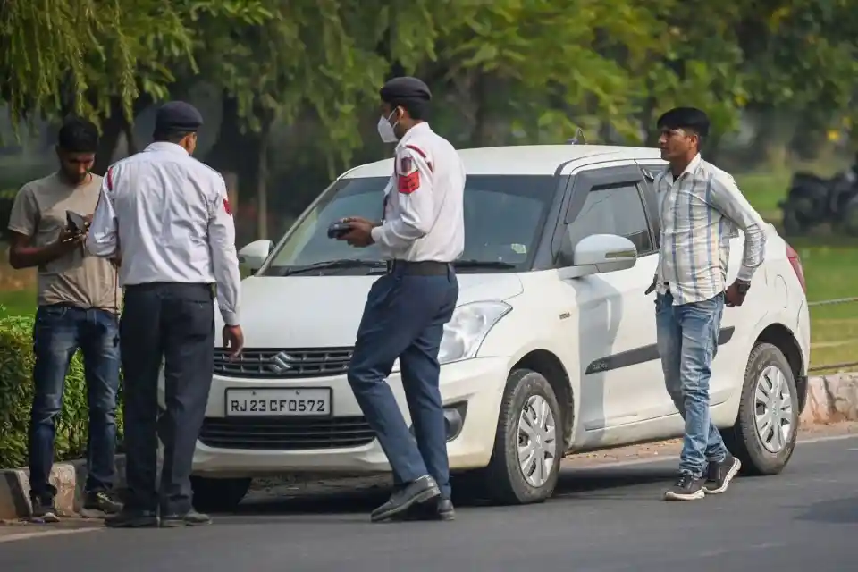कार पर क्या लिखा तो कटेगा भारी चालान? जानिए ट्रैफिक पुलिस के नए नियम 