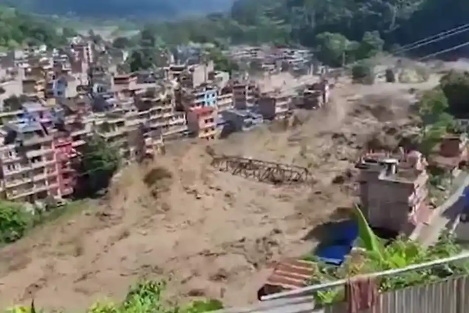 नेपाल में तिब्बत से आई बाढ़ का कहर, टिमुरे बाजार तबाह