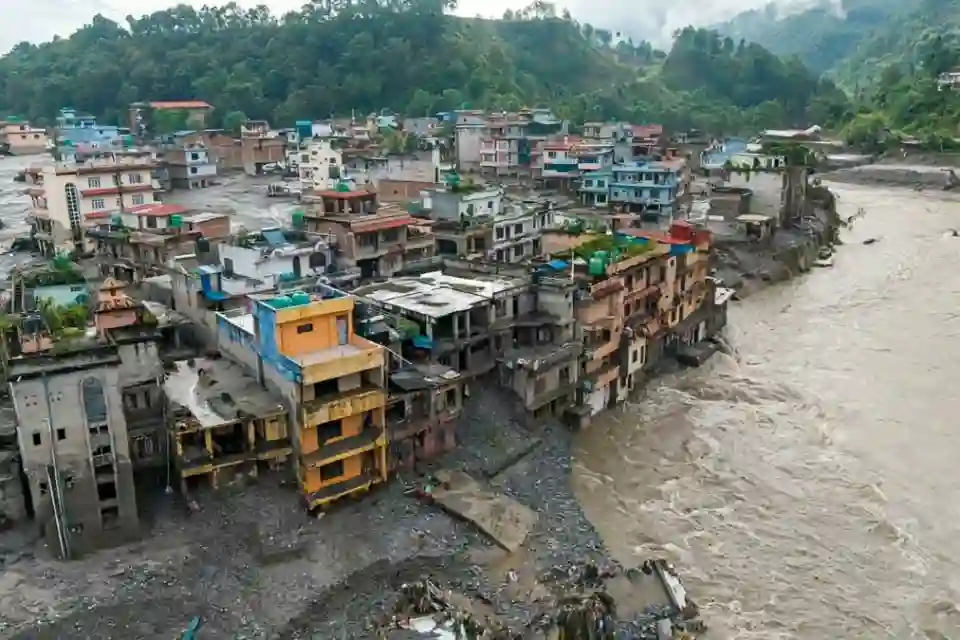 नेपाल में ग्लेशियर फटने से तबाही, भारत तक पहुंचा बाढ़ का पानी