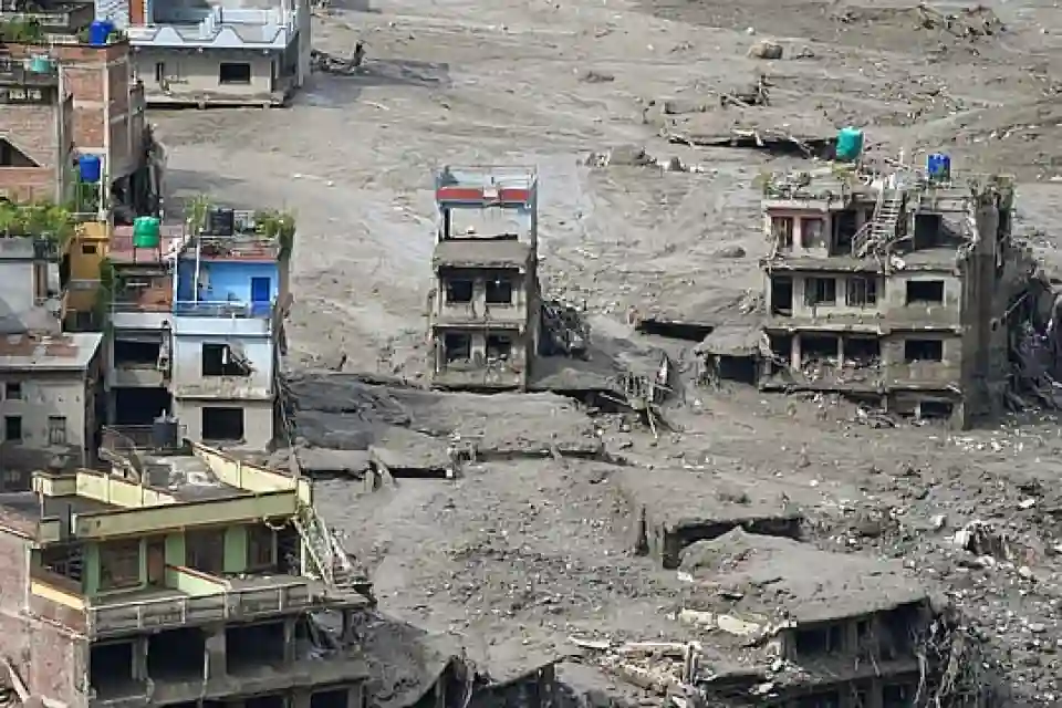 नेपाल की त्रासदी: जलप्रलय में मौत का तांडव, इंसानी जज्बे ने बचाई हजारों जिंदगियां