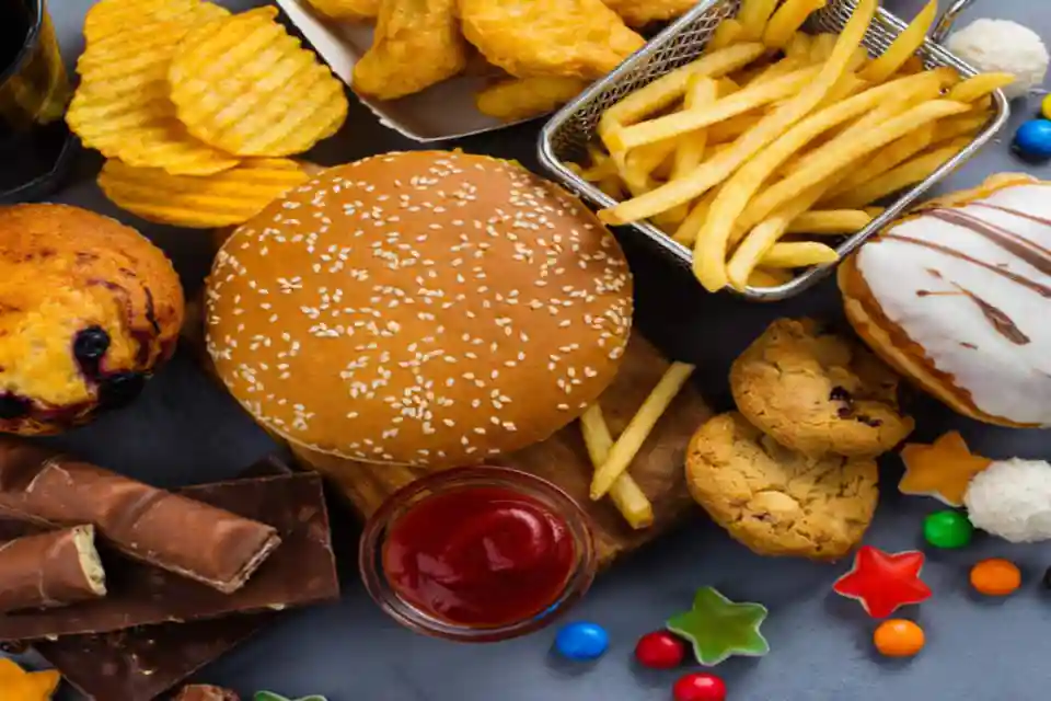 स्कूलों के पास जंक फूड पर लगेगा ब्रेक, FSSAI की बड़ी तैयारी