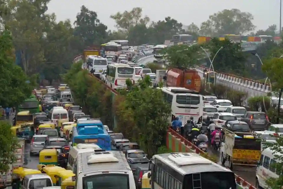 भारत में तीव्र इलेक्ट्रिक वाहन अंगीकरण और घटता आयात बिल