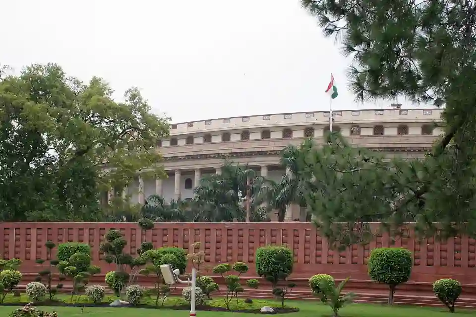 भारतीय संसदीय प्रणाली में वित्तीय समितियाँ और राजकोषीय जवाबदेही