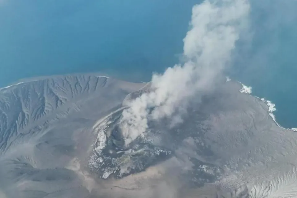 माउंट Anak Krakatau विस्फोट: इंडोनेशिया में उड़ान संचालन बाधित