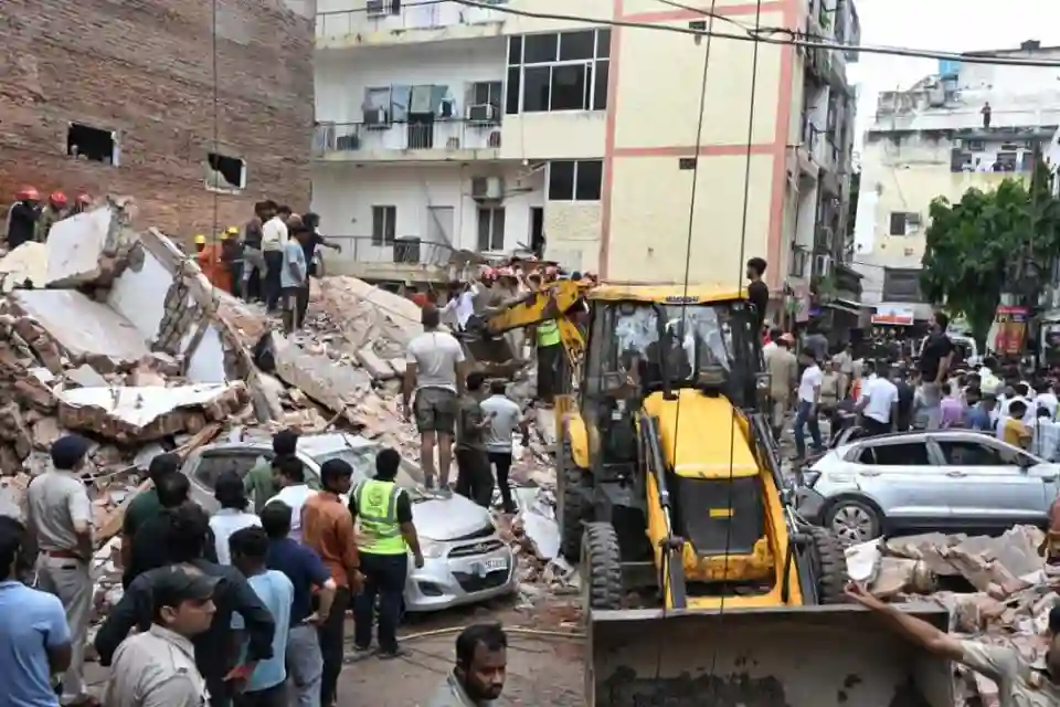 सत्य निकेतन पीजी हादसा: 50 साल पुरानी इमारत ढहने से छह की मौत, एमसीडी पर उठे सवाल