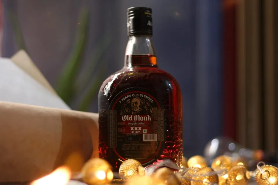 Old Monk विवाद: 5% रम के बावजूद सालों से 'प्योर' कहकर कैसे बिकती रही बोतल?