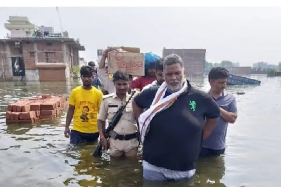 बिहार की सियासत और बाढ़ राहत: खुद दिएरा में फंसे पप्पू यादव, लालू से लगाई गुहार