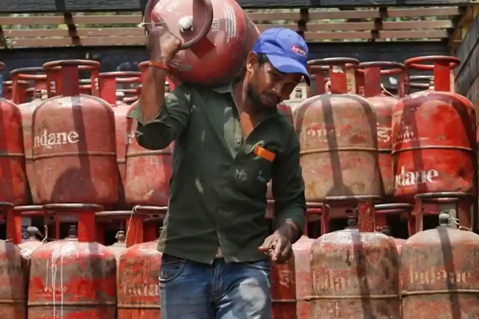 ग्रामीण LPG उपभोक्ताओं को बड़ी राहत, अब 25 दिन में बुक होगा सिलिंडर