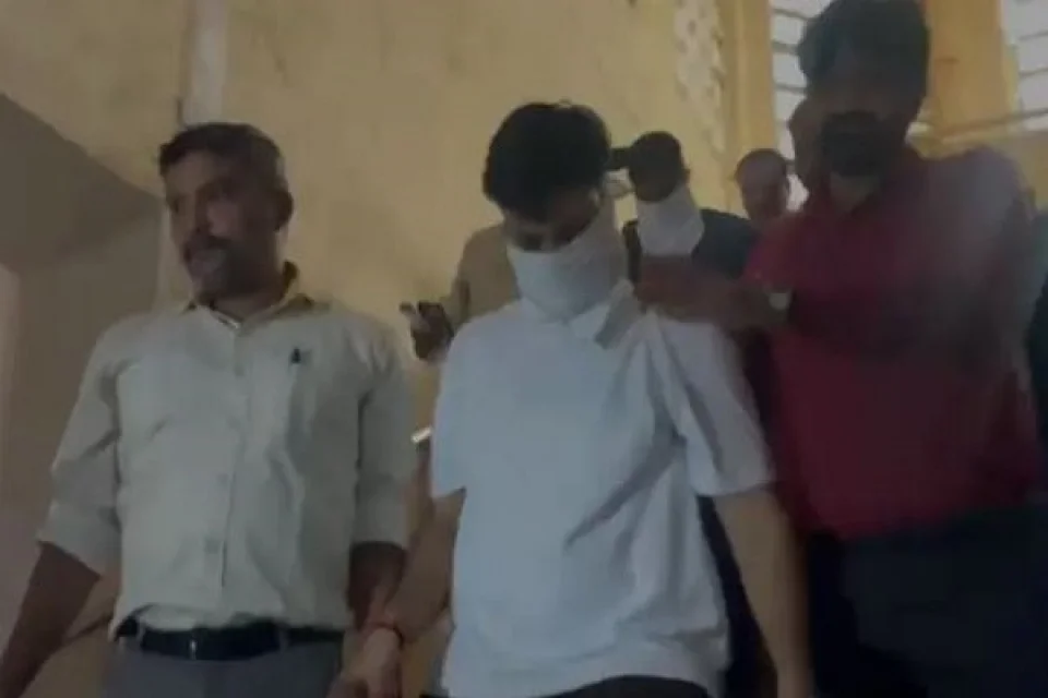 पीएमओ का फर्जी अधिकारी: मुंबई में हथियारों के साथ गिरफ्तार