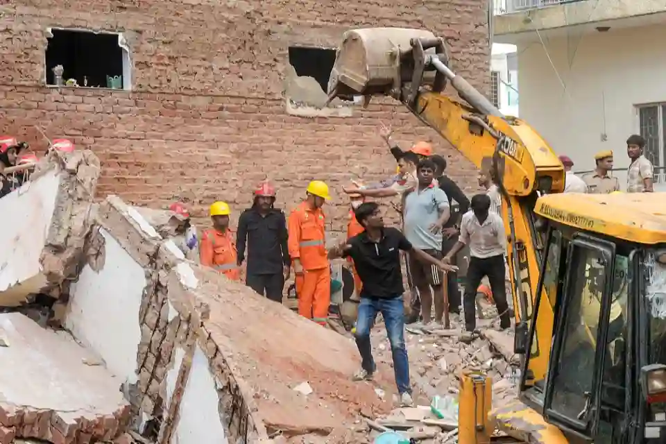 सत्य निकेतन हादसा: एमसीडी का एक्शन, जर्जर पीजी पर चला हंटर