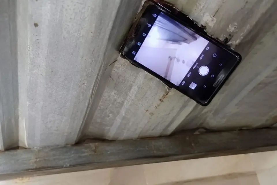 गर्ल्स हॉस्टल के बाथरूम में मिला रिकॉर्डिंग ऑन मोबाइल फोन