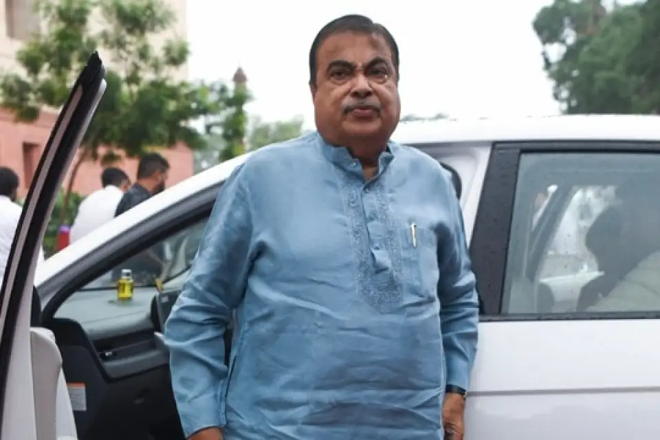 नितिन गडकरी की दो टूक: सुस्त ठेकेदारों की खैर नहीं
