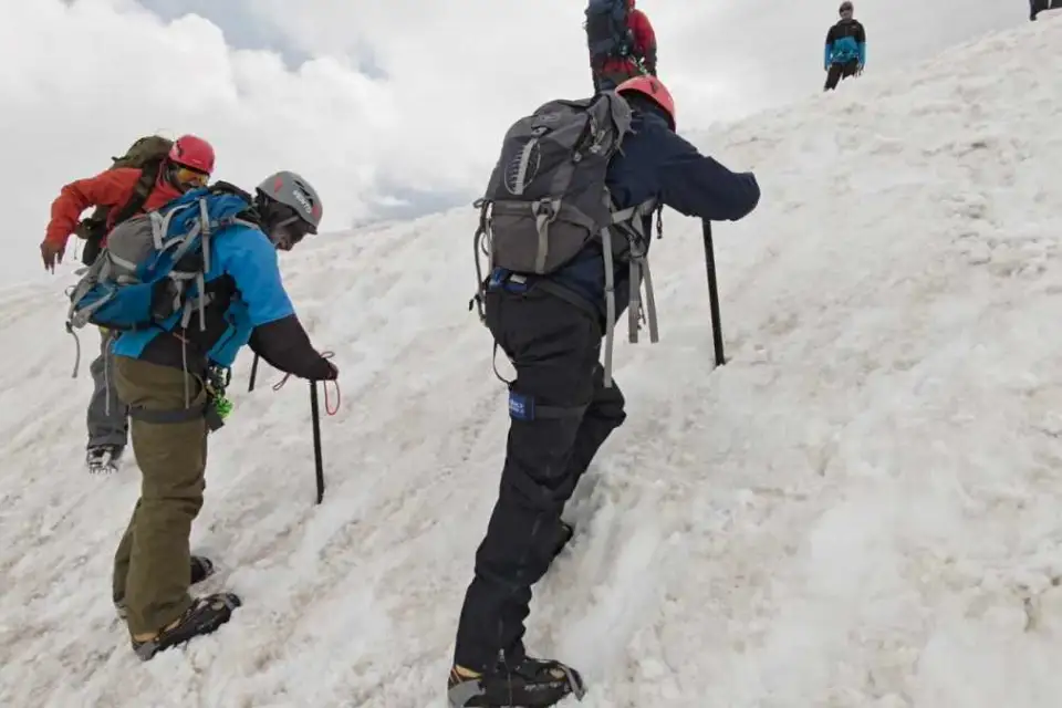 हिमाचल की बर्फीली चोटियों पर केरल के पर्वतारोहियों का तिरंगा