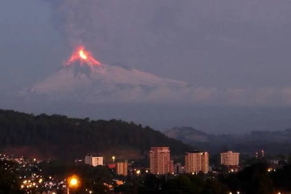 चिली का नेवादोस डी चिलां ज्वालामुखी और भू-वैज्ञानिक विशेषताएँ