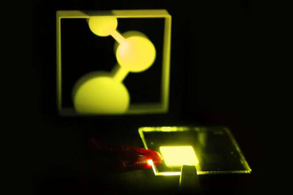 ऑर्गेनिक लाइट-इमिटिंग डायोड (OLED): तकनीक, कार्यप्रणाली और सामयिक महत्व