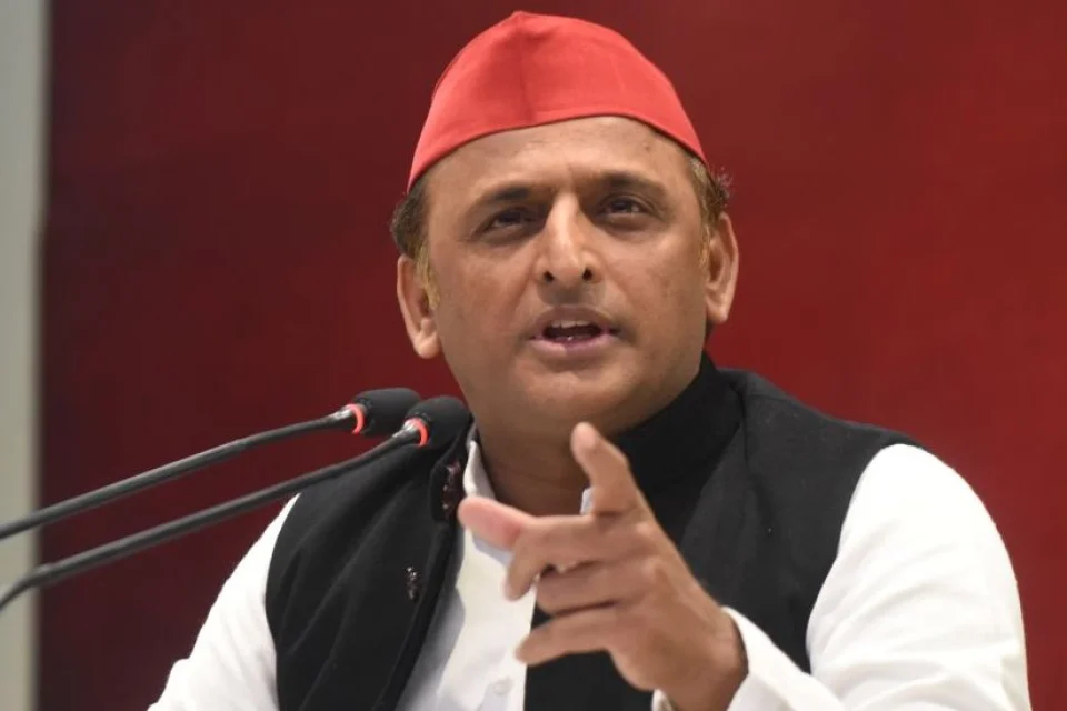 अखिलेश यादव का वैनिटी वैन विवाद पर करारा जवाब  