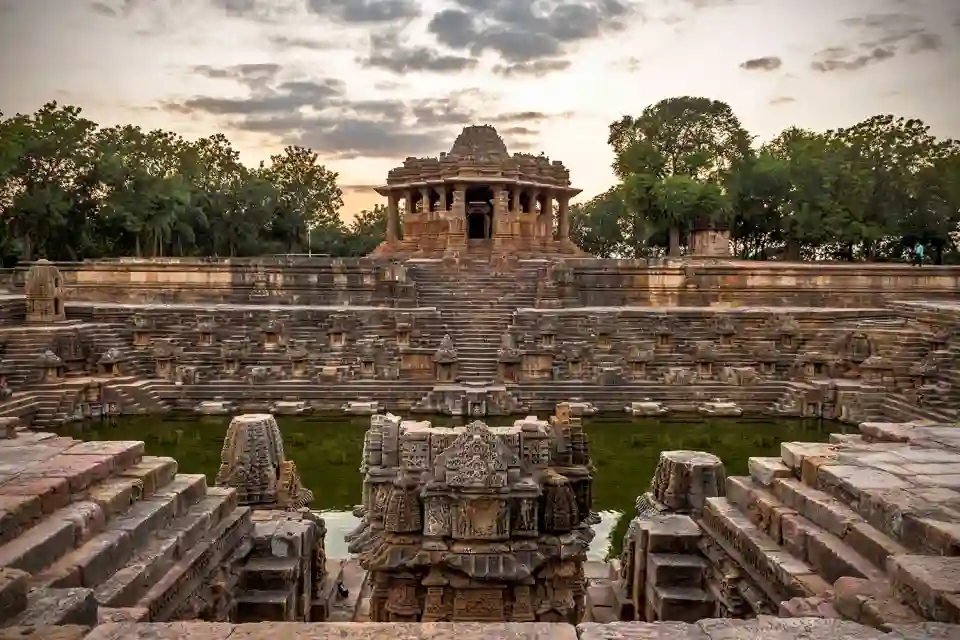 मोढेरा सूर्य मंदिर: इतिहास, वास्तुकला और प्रशासनिक महत्व