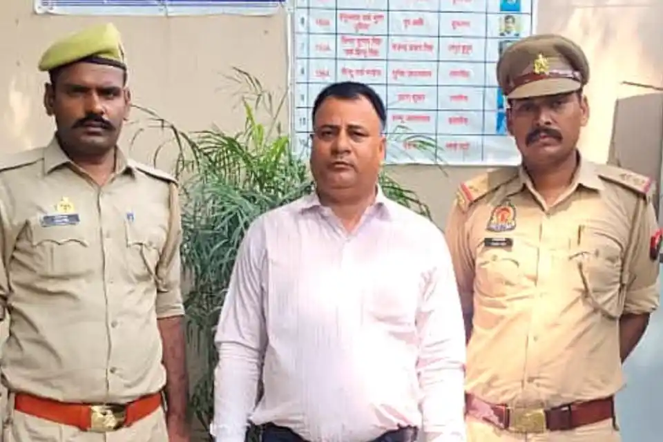 बीमार पत्नी का बहाना बना शिक्षिका पर डाला अनैतिक दबाव, आरोपी गिरफ्तार