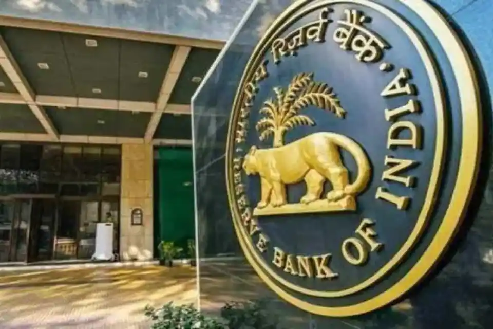 दिवाली से पहले RBI दे सकता है झटका, बढ़ सकती है आपकी EMI