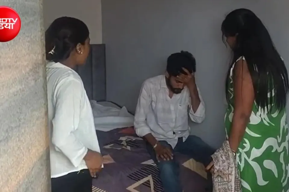 होटल के कमरे में प्रेमिका संग रंगेहाथ पकड़ाया पति, पत्नी ने की पिटाई