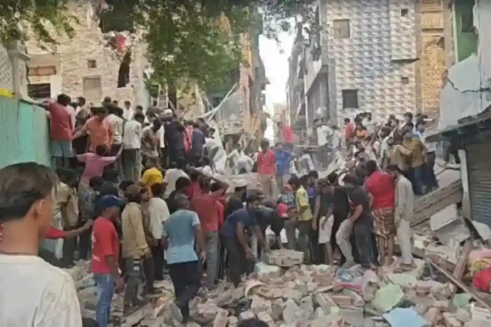 दिल्ली के सीमापुरी में गिरी बहुमंज़िला इमारत, कई लोगों के दबे होने की आशंका