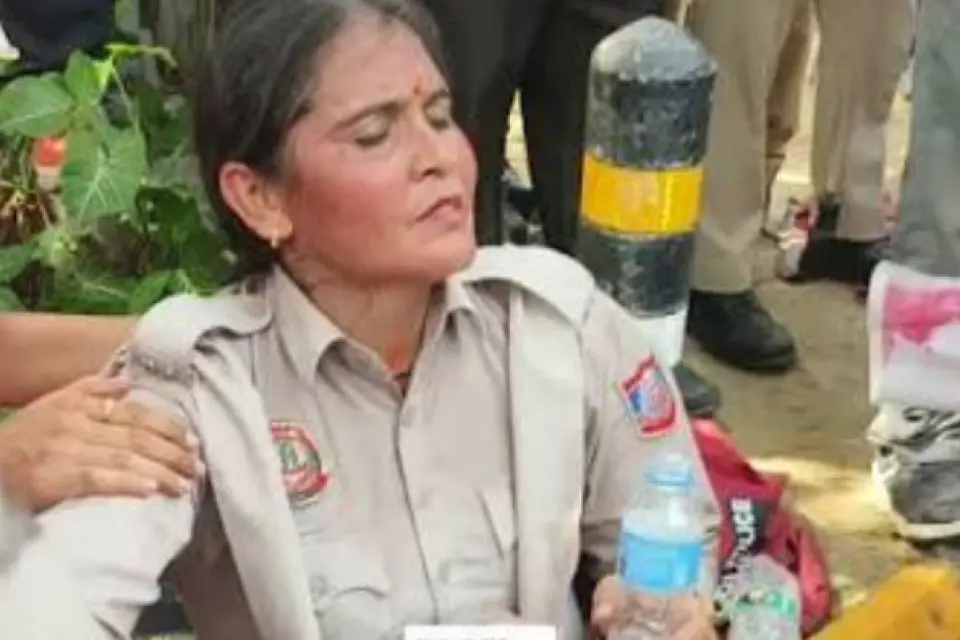 दर्द से रोती महिला पुलिसकर्मी: दिल्ली पुलिस ने दिखाई प्रदर्शन की दूसरी साइड