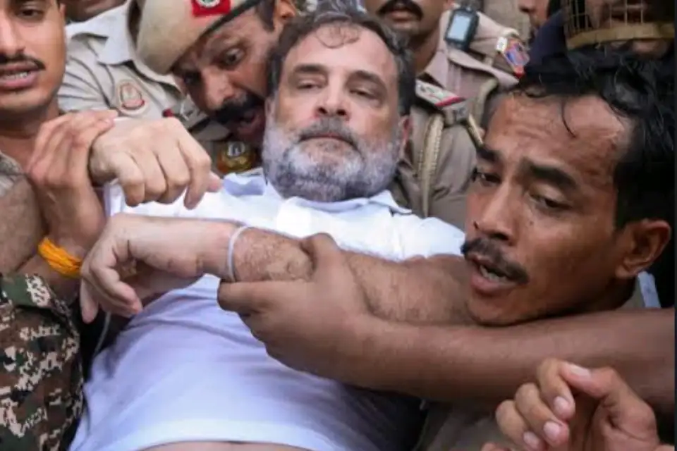 हिरासत के बावजूद राहुल गांधी ने पुलिसकर्मियों को ऑफर किया पानी, वीडियो वायरल