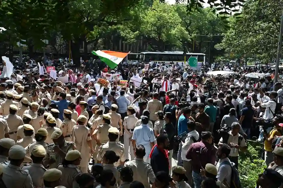 CEC के खिलाफ चौथे दिन भी विपक्ष का हल्लाबोल, पीएम आवास का घेराव संभव