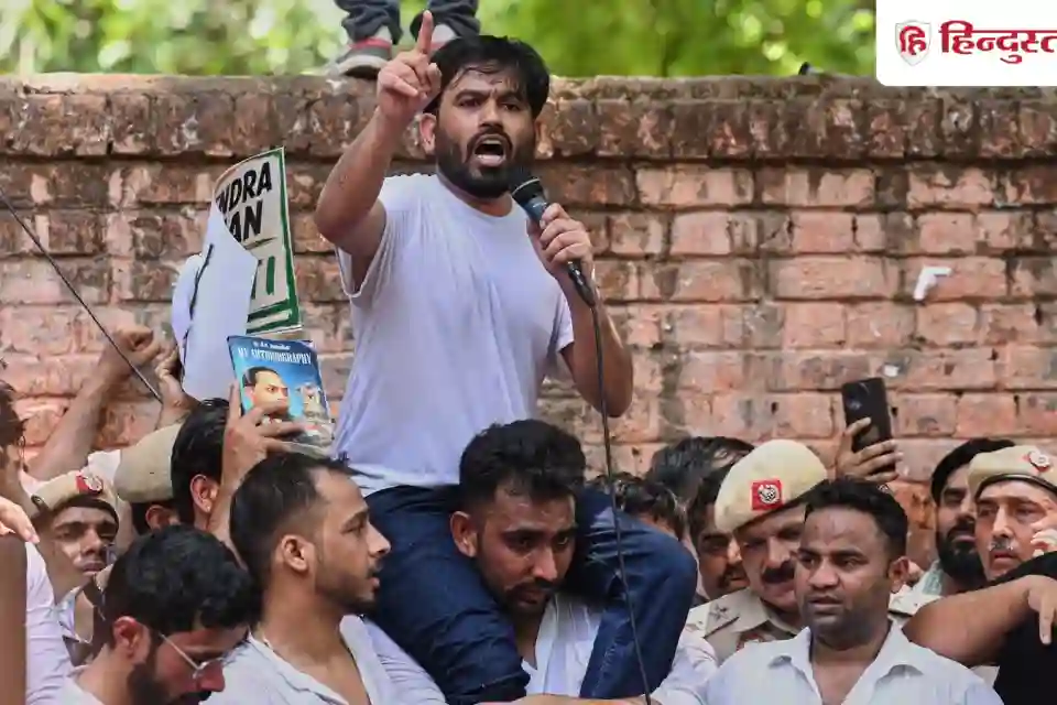 जंतर-मंतर पर तनाव: 'कॉकरोच' प्रदर्शन से पहले मिली लाठी मारने की धमकी
