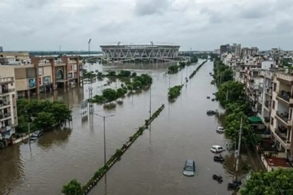 गोमती नदी में बढ़ते जलस्तर से लखनऊ में बाढ़ की स्थिति