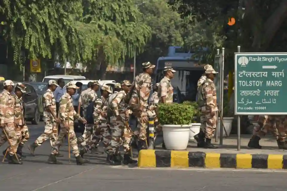 दिल्ली पुलिस की कार्रवाई पर तनातनी: जंतर-मंतर पर जुटने की अपील 