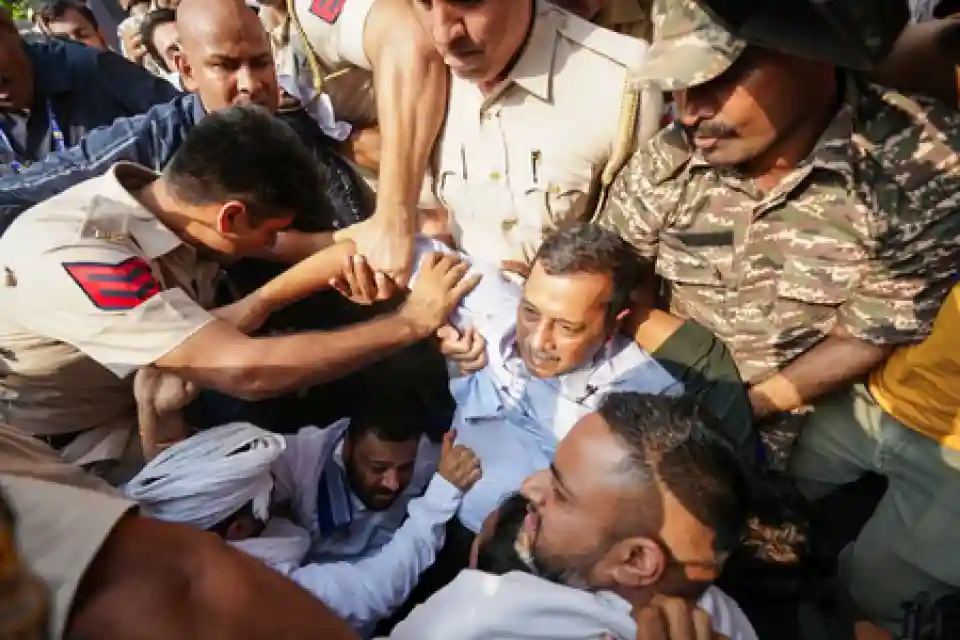 अरविंद केजरीवाल दिल्ली में हिरासत में *