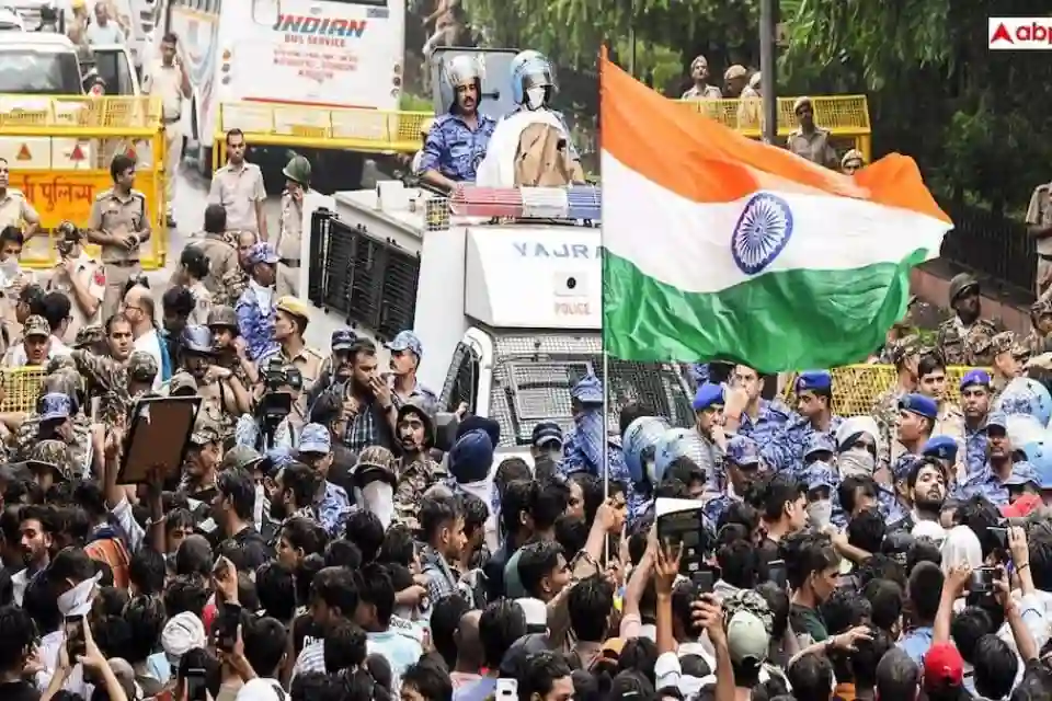 वकीलों की अजीब मांग: 'AC बस'