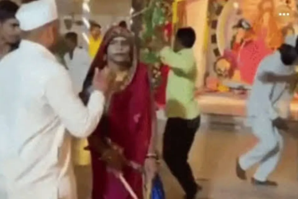 एमपी जेल में पुरुष कैदी घाघरा-चोली में नृत्य कर रहे