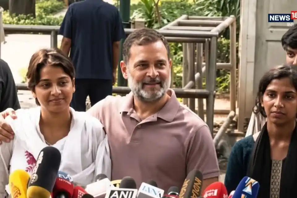 राहुल गांधी ने रितु बराला को शेरनी कहकर चौंकाया  कंधे पर हाथ रखकर