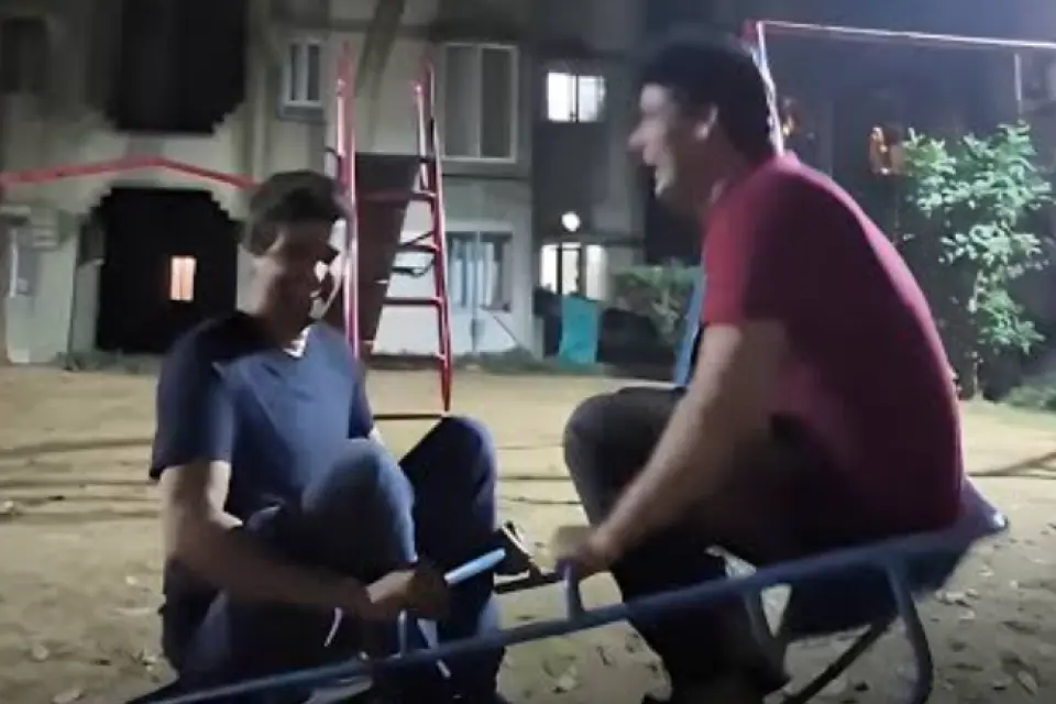 डिटेंशन से बाहर ध्रुव राठी संग पार्क में झूला झूलते दिखे 'बर्जर वाले' विजेता दहिया