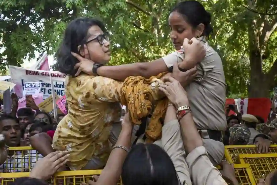रिहाई के बाद नेहा बोरा का हमला: लीगल-इलीगल की सीमा पार