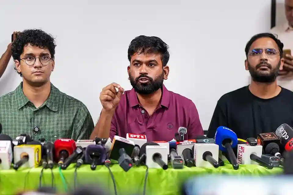 रास्ते पर बैरिकेड लगा दिया, कहीं यमुना में नेवी न तैनात कर दें: अभिजीत दीपके